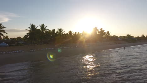 Sonnenstrahl-Durch-Kokospalmen-An-Einem-Strand-In-Französisch-Guayana.